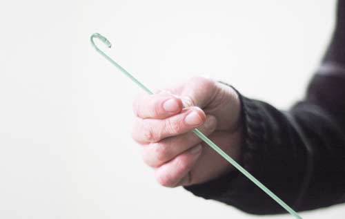 thông tắc cống tại nhà bằng móc quần áo